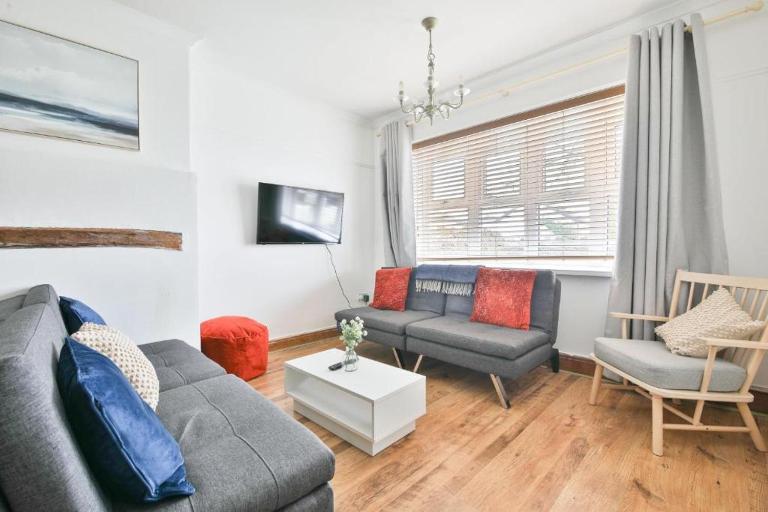 StayRight Homely 3 Bedroom House in Vibrant Whitchurch - B&B Cardiff