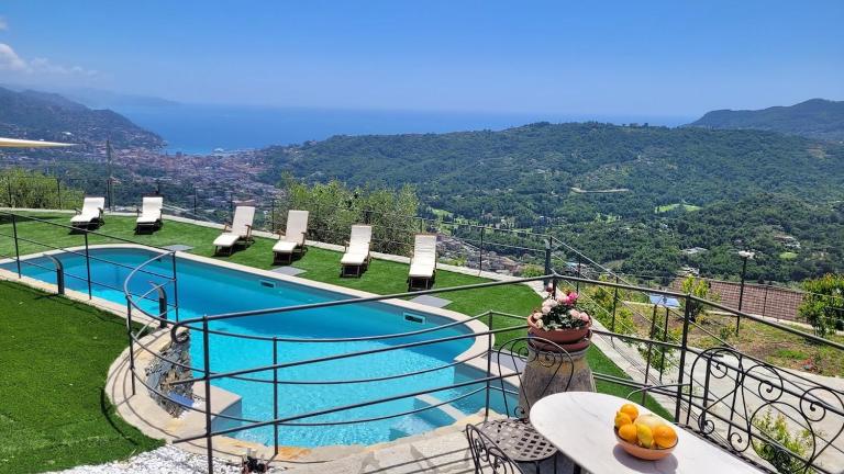 Cozy pool-side house with sea view - B&B Rapallo