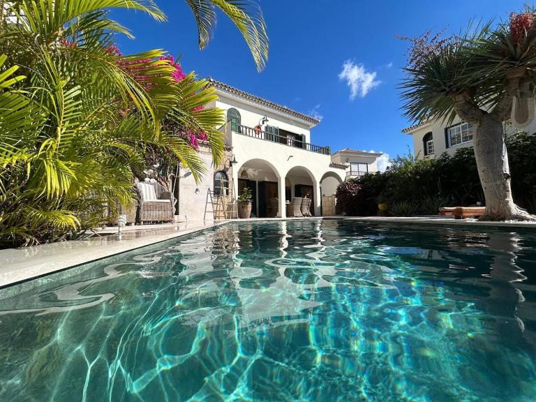 Villa Oasis - beautiful house with private pool - B&B Chayofa