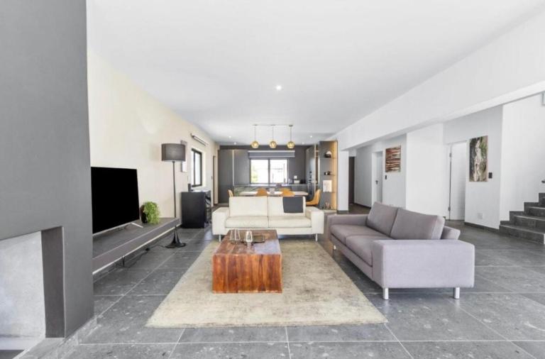 Modern Mile 16 Beach Estate Home - Chambres d'hôtes Yzerfontein