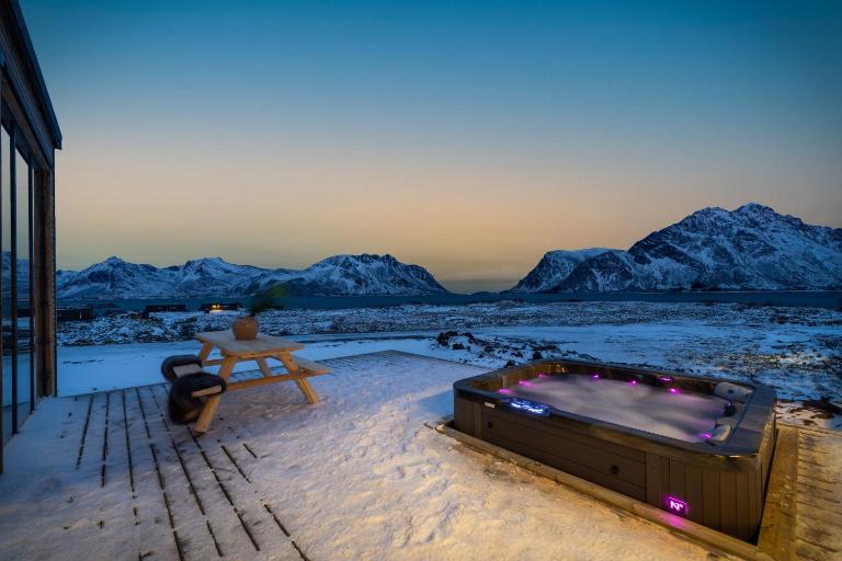 New amazing cabin with spectacular view and jacuzzi in the heart of Lofoten - Chambres d'hôtes Lyngværet
