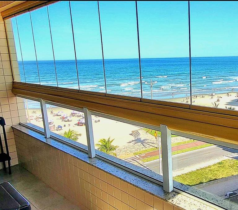 Lindo e novo apto à beira-mar em Caiçara - Praia Grande - B&B Praia Grande