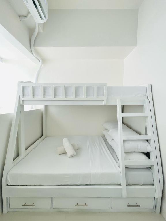 WV 19 Simple Studio with Bunk Bed - Bed and Breakfast Iloilo