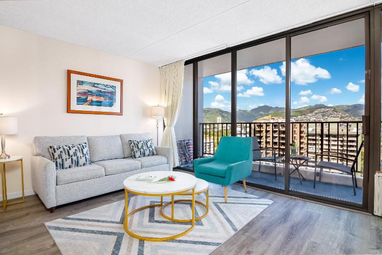 Waikiki condo with lanai & beach access - B&B Honolulu
