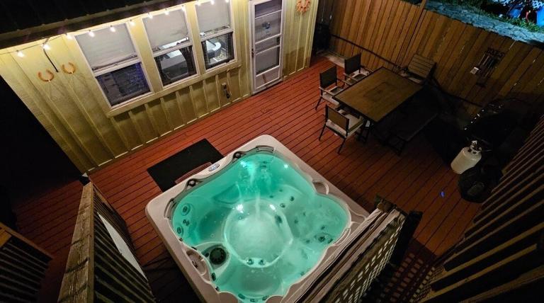 Hot Tub Relax Haven with Firepit and Gameroom - B&B Kingston