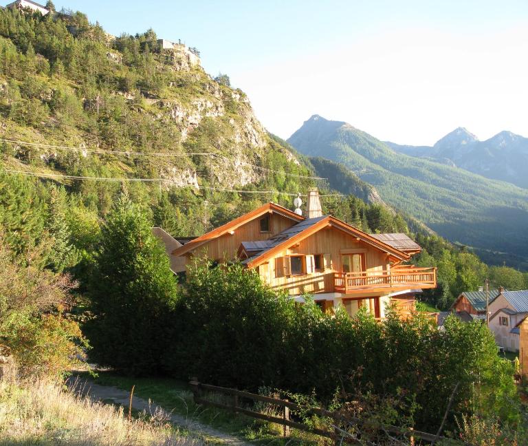 Chalet de l'Orceyrette, idéal pour un couple ou famille avec 2 enfants - B&B Briançon