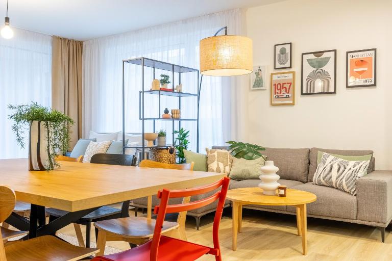 Spacious 3BR - 2 Parking Spots, Full Kitchen, by Gravity Prague - B&B Prague