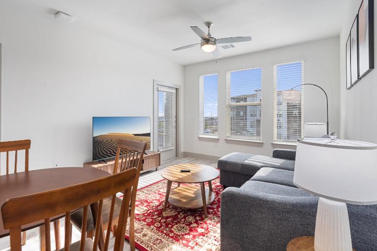 Luxury Apartments Near Airport - B&B Austin