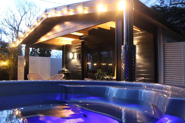 Caban Y Tan Dderwen with private Wood Fired Hot Tub - B&B Chwilog