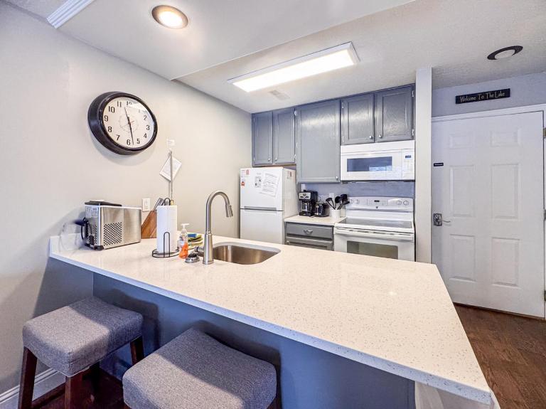 Inn Building Condo 107 - B&B Garden City