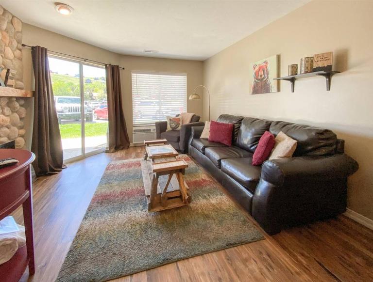 Inn Building Condo 102 Updated Ground Level - B&B Garden City