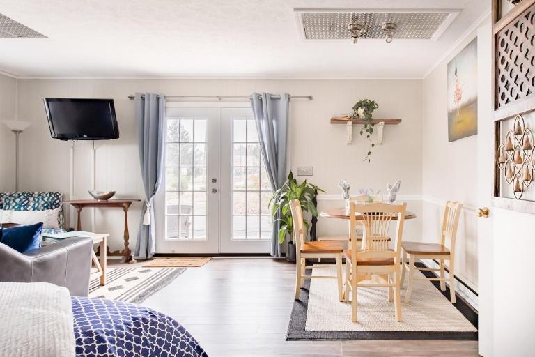Walk to Main Street HVL & Trail - Cozy Studio Retreat - B&B Hendersonville