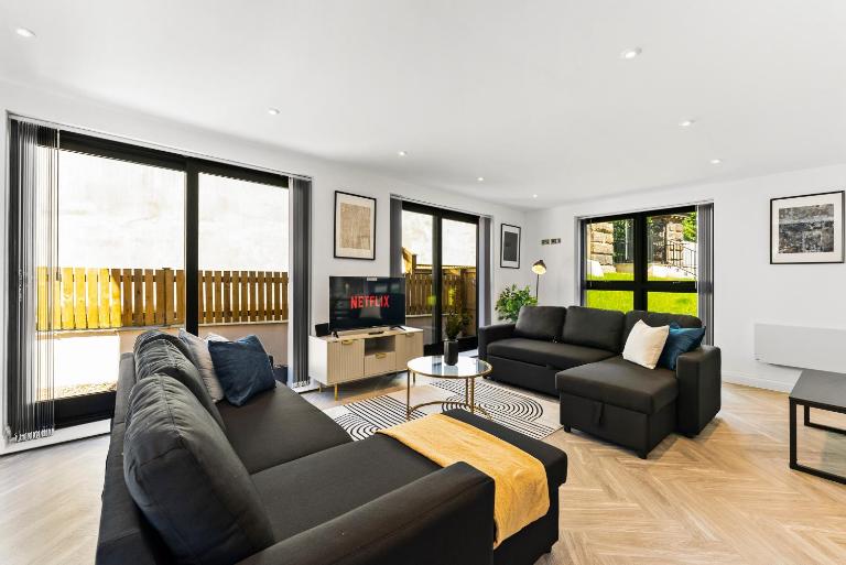 Contemporary Leeds Apartment - Free Parking - Bed and Breakfast Leeds