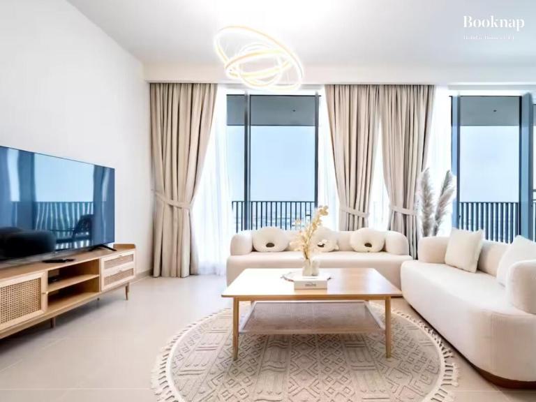 Lavish 3BR Apartment with Assistant Room in Habour Gate Tower - B&B Dubai