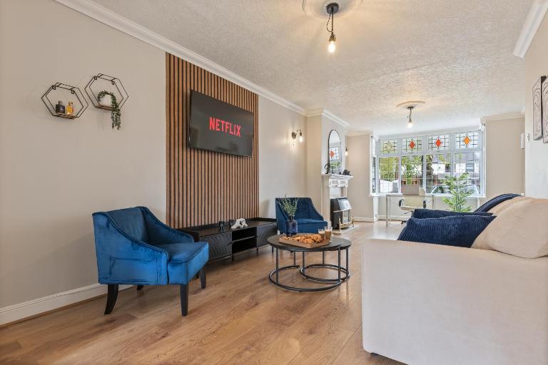 2 Van Parking - 3 Bedroom Home 2 Kings 2 Singles 4 TO 6 Beds - Fantastic House NR Edgbaston Moseley Kings Heath Digbeth Lawley Middleway Curzon Street- Solihull-NEC-JLR-BHX HS2 Works and More - by Samina Arz Stays - Bed and Breakfast Birmingham
