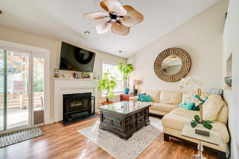 Pet-Friendly Home w/ Private Hot Tub in Wilmington - Bed and Breakfast Wilmington