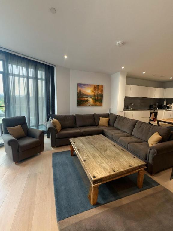 River view balcony spacious 1 bed XL sofa & TV - B&B London