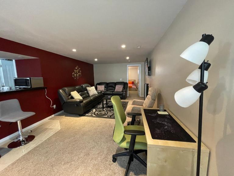 Welcome to Shibly's Retreat - Bed and Breakfast Edmonton