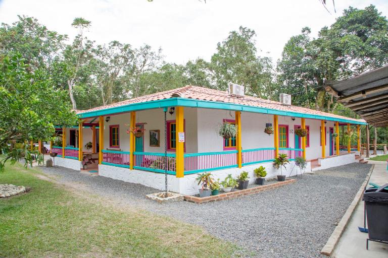 Hotel El Remanso Cartago - B&B Coloradas
