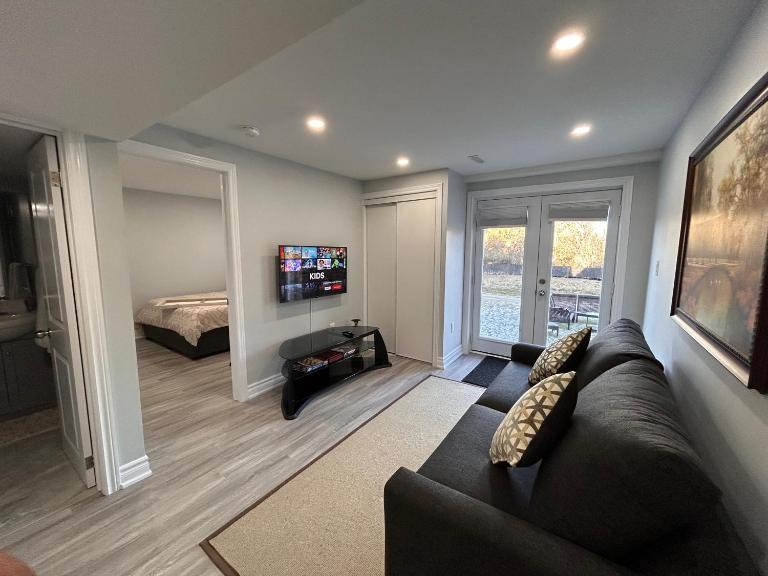 Rita's Kunjo - 2BR, 3BD, 2WR, Full Ktchn, Living - B&B Whitby