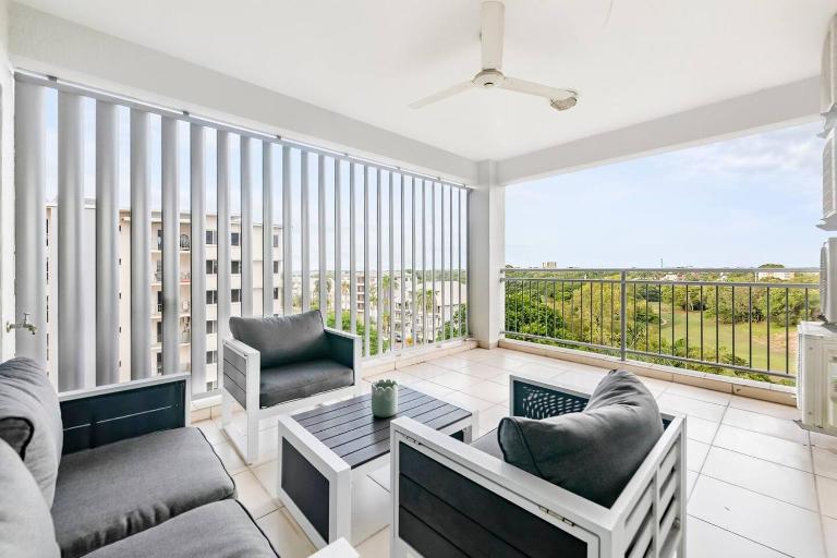Tropical Horizons - Chic Family Stay with Pool - Ferienwohnung Darwin