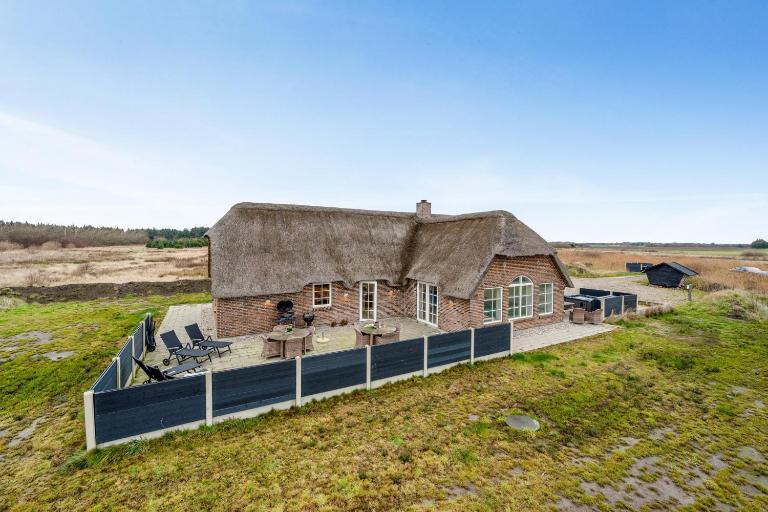 Beautiful Pool House With Outdoor Spa, Built In 2022 - B&B Ulfborg