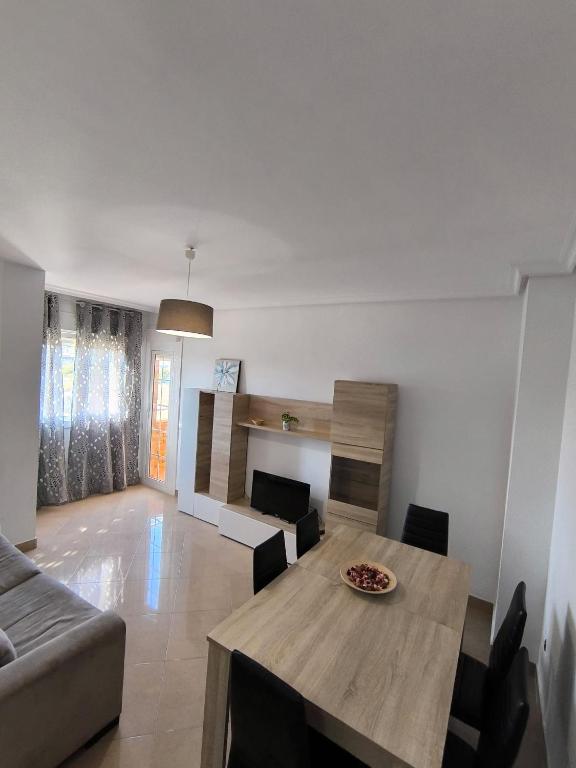 APARTAMENTO TURISTICO 2ºA CARLOS III - Cerca de la playa - Bed and Breakfast Roquetas de Mar