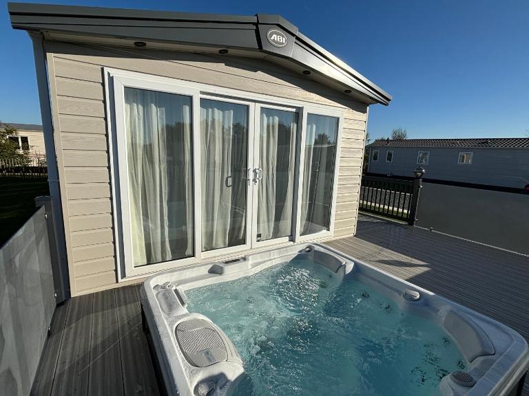 The Retreat 6 - Hot tub Mini Lodge, WiFi, pet friendly, bed linen - Golden Palm Resort - Meadow Lakes Caravan & Lodge Hire - B&B Chapel Saint Leonards
