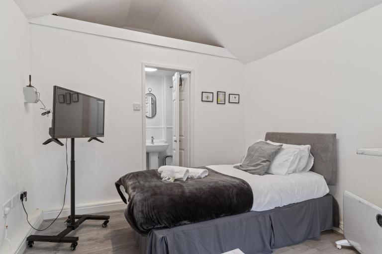 Studio Cottage With Shared Garden - 3Min to Bus Stop - B&B Manchester