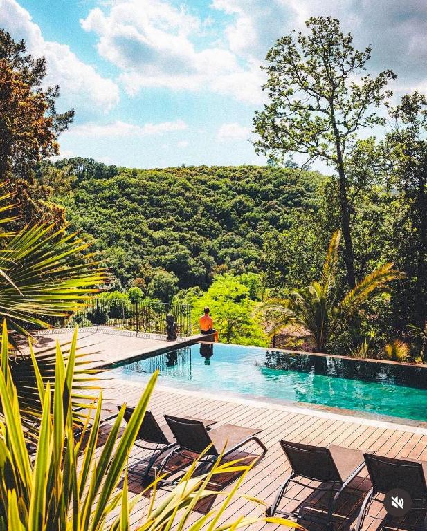 "Les Hauts du Marquet" - Meublé de tourisme 5 Etoiles - Gîte de groupe 15 Personnes en Cévennes - Piscine à débordement - Balnéo - Sauna - Nature - Chambres d'hôtes Saint-Jean-du-Pin