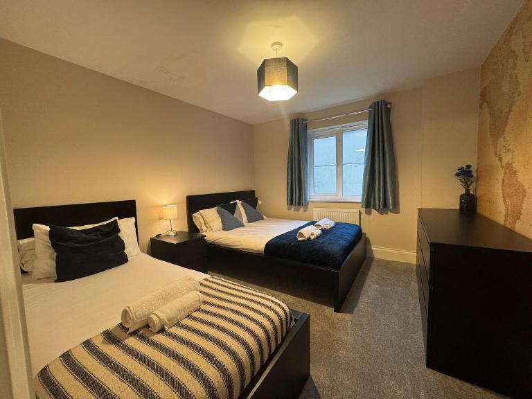 Badgers House - 6 Bedrooms, Sleeps 14, Parking, Wifi - Chambres d'hôtes Wroughton