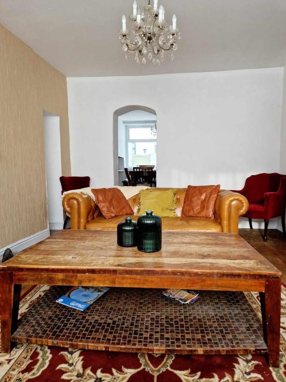 Large Victorian Townhouse - B&B Buxton