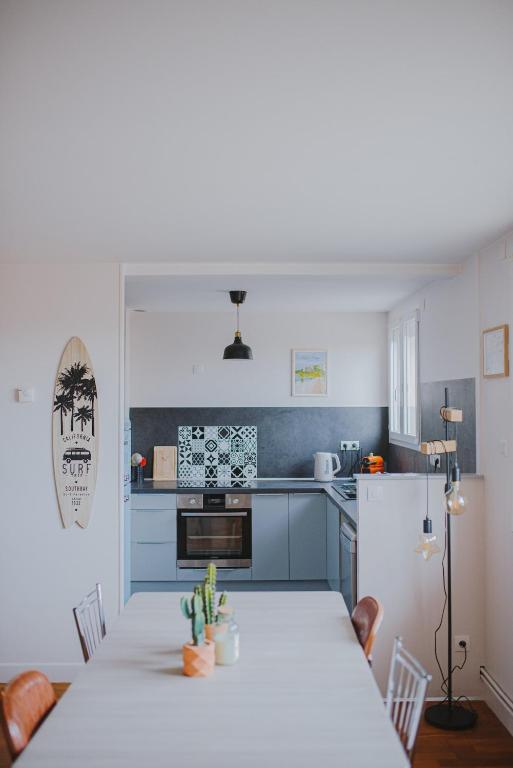 Le Côte Ouest - 2 Bedroom Apartment with Garage - Bed and Breakfast Dijon