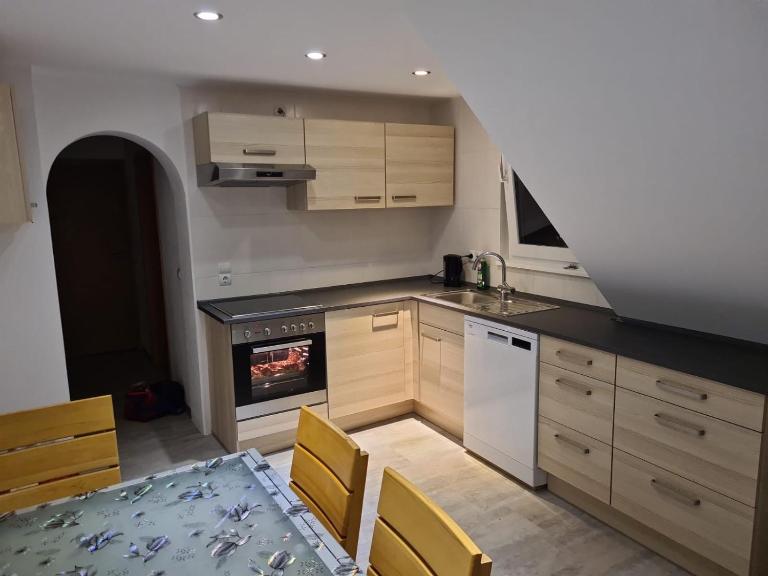 KRAICHGAU # 3-ZKB mit 100qm voll ausgestattet im DG, Monteurzimmer, Self-Check-in - Chambres d'hôtes Ittlingen