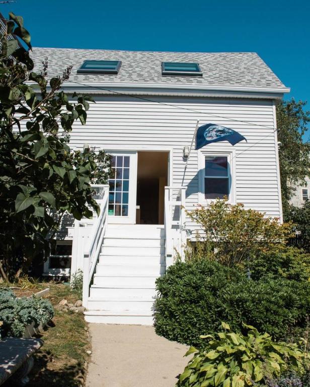 A Peaceful Oasis on Munjoy Hill - 4br2ba House & Parking - Bed and Breakfast Portland