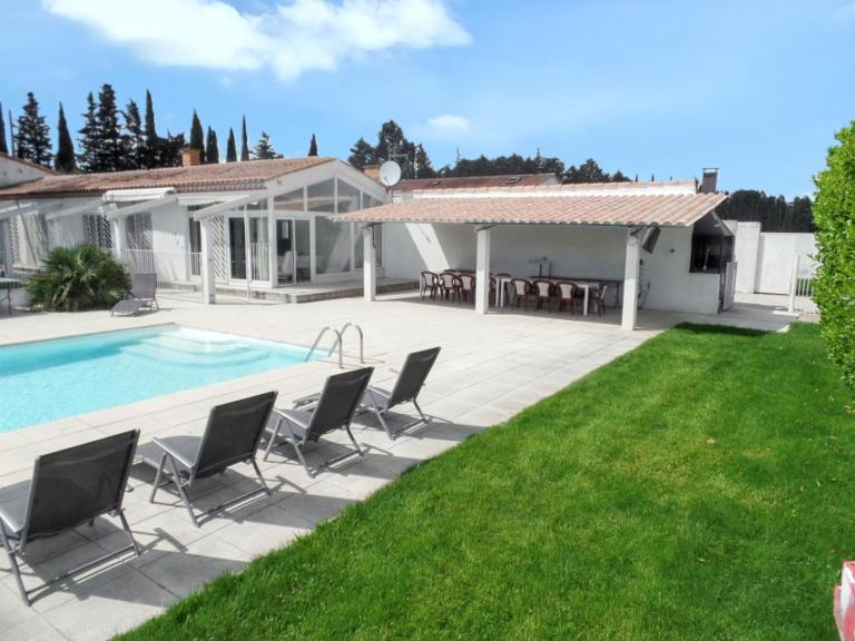 Villa spacieuse et élégante à Meynes avec piscine privée - Chambres d'hôtes Meynes