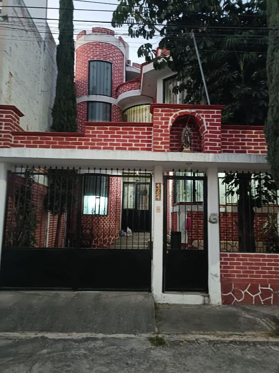 Peaceful Central Family Home - B&B Morelia