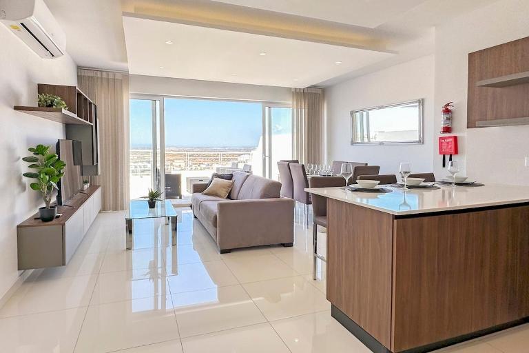 Flat 5 Mellieha Seaview 3 Bedroom Apartment with Terrace, Seaviews & City views, nearby Beaches - Chambres d'hôtes Mellieha