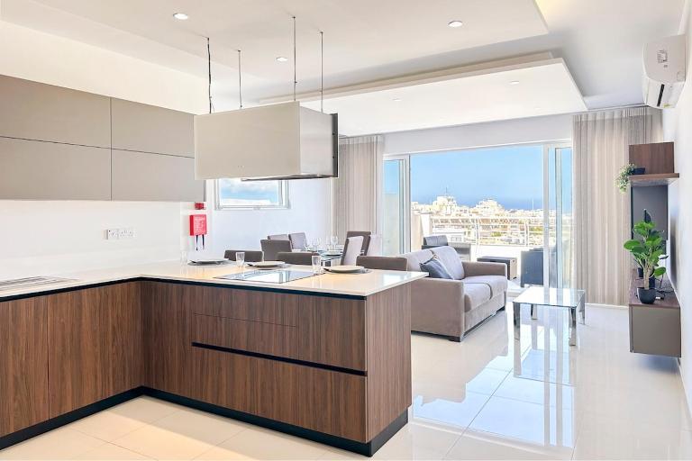 Flat 6 Mellieha Seaview 3 Bedroom Apartment with Terrace, Seaviews & City views, close to Beaches - Chambres d'hôtes Mellieha