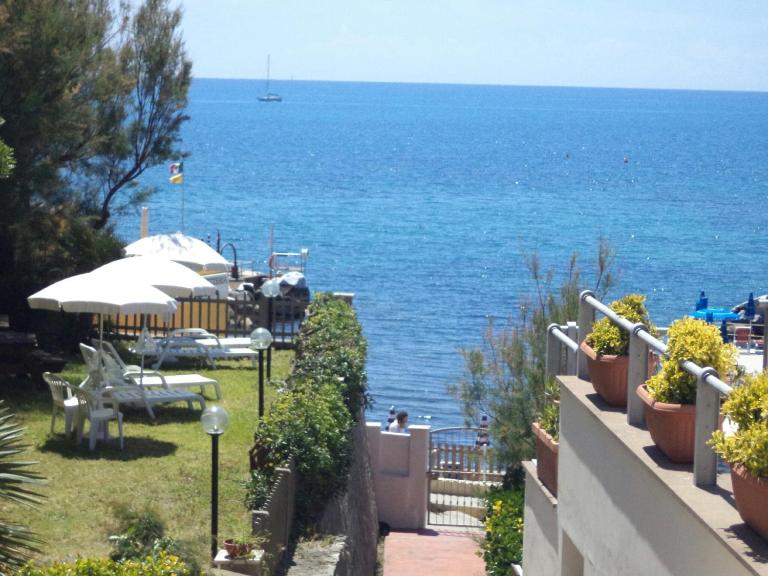 A 20 mt dal mare con ombrellone e sdraio in spiaggia - B&B Castiglioncello