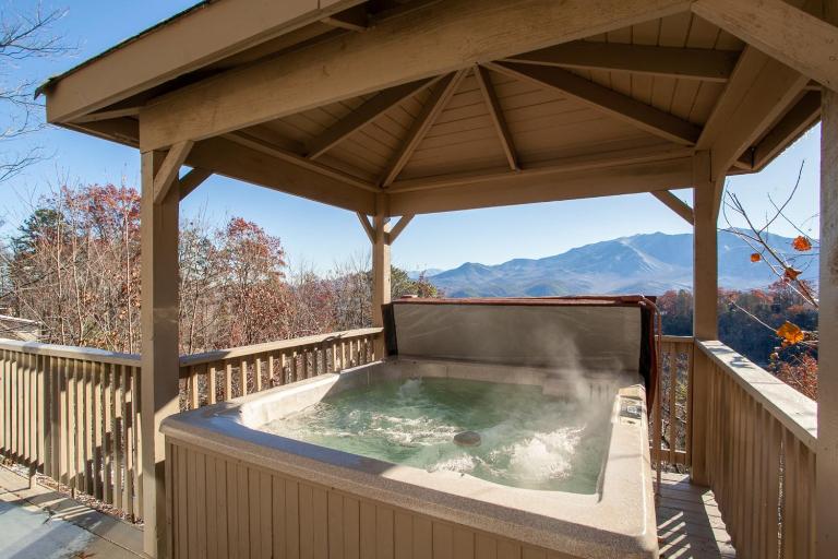 Heights Retreat - Mountain Views & Hot Tub - B&B Gatlinburg