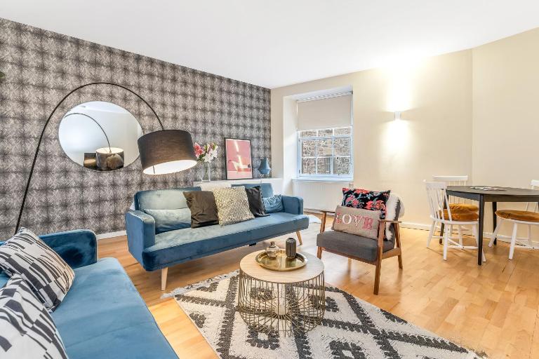 Beautiful Designer 2 Bed 2 Bath Old Town - Parking - Ferienwohnung Edinburgh