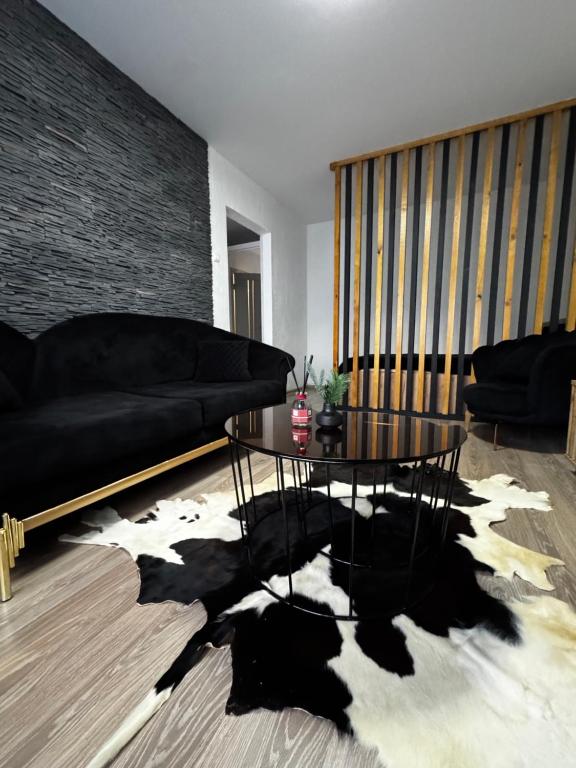 Gold & Black - B&B Kėdainiai