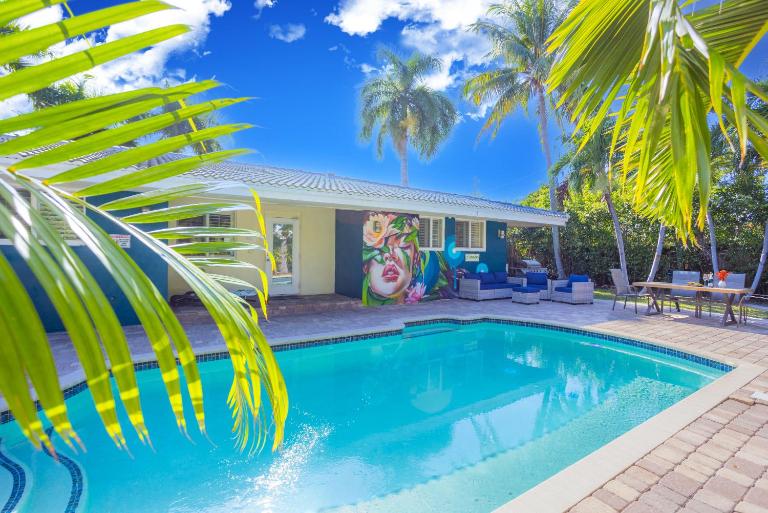 Spacious 3-Bedroom Villa with Heated Saltwater Pool and Fenced Yard in Oakland Park - Chambres d'hôtes Fort Lauderdale