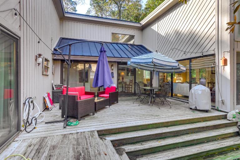 2 Mi to Beach: Hilton Head Home w/ Furnished Deck - Bed and Breakfast Hilton Head