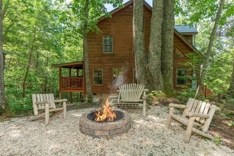 Secluded 2BR Smoky Mountain Cabin Hot Tub Arcade Firepit Sleeps 10, Wi-FI - Ferienwohnung Sevierville