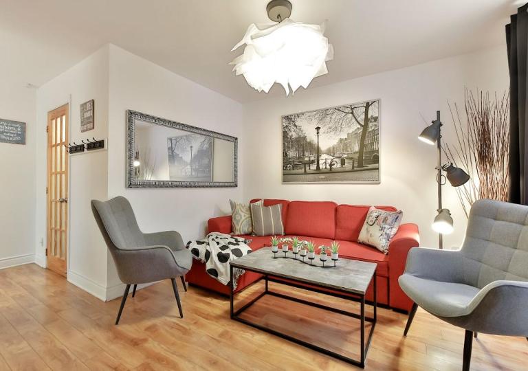 100 METERS to METRO BEAUDRY - FULL APARTMENTS - 1 minute walk to the FAMOUS ST CATHERINE STREET - FAST WIFI - WASHER & DRYER ON SITE - Montcalm units - Bed and Breakfast Montréal