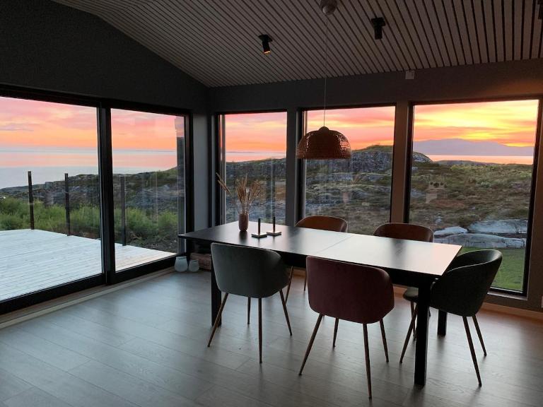 Vika Coastal Retreat, Ocean View and Private Location - B&B Tørhogg