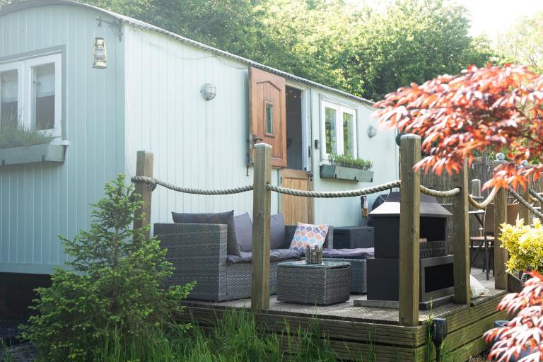 Shepherds Hut with Hot Tub - B&B Lymington