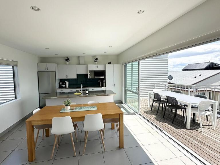 Large townhouse Double Garage plus additional parking Full kitchen and dining - B&B Christchurch